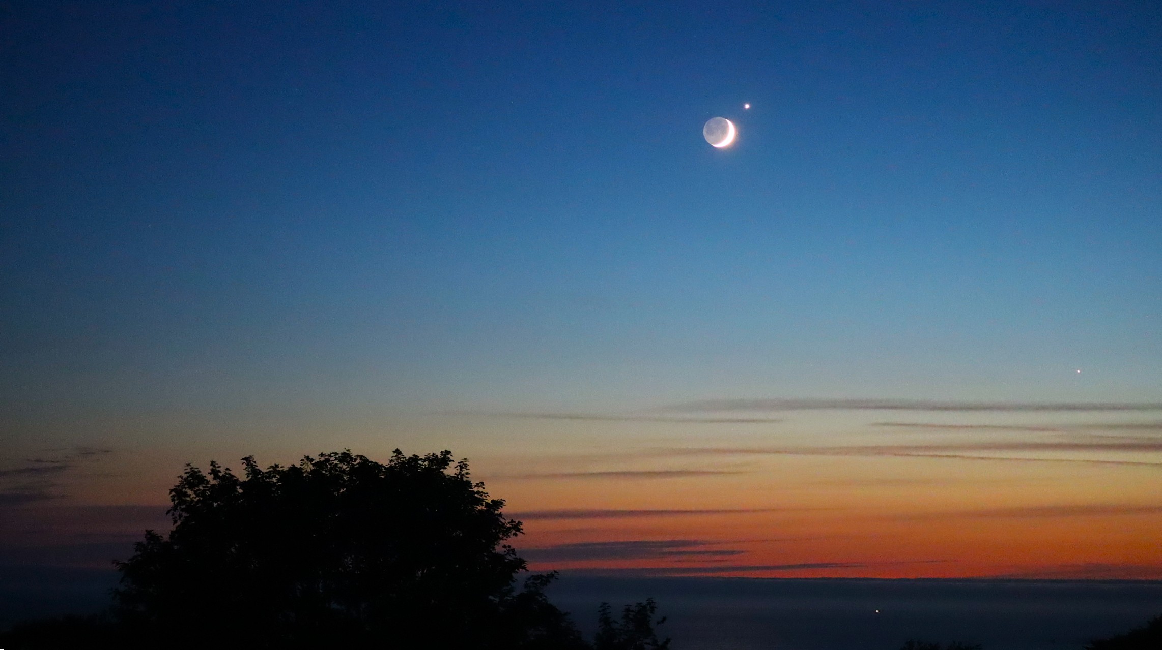 Lever de lune au-dessus de la Manche