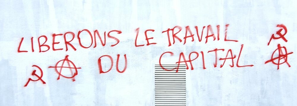 Les restes d’une émeute parisienne