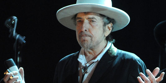 Bob Dylan reçoit son prix Nobel de littérature par contumace